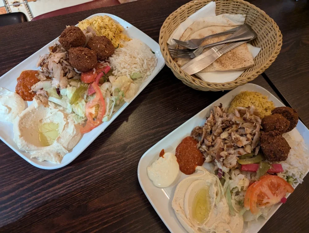 Zwei Esra Teller mit Falafel, Schawarma, Hummus, Reis und Salat